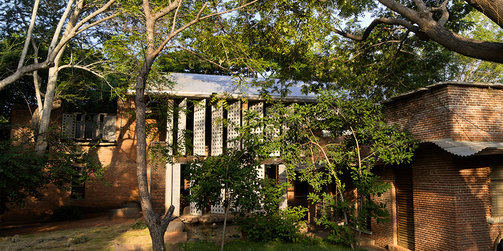 architect-anupama-kundoo-showcases-the-wall-house-in-auroville-and-advises-architects-on