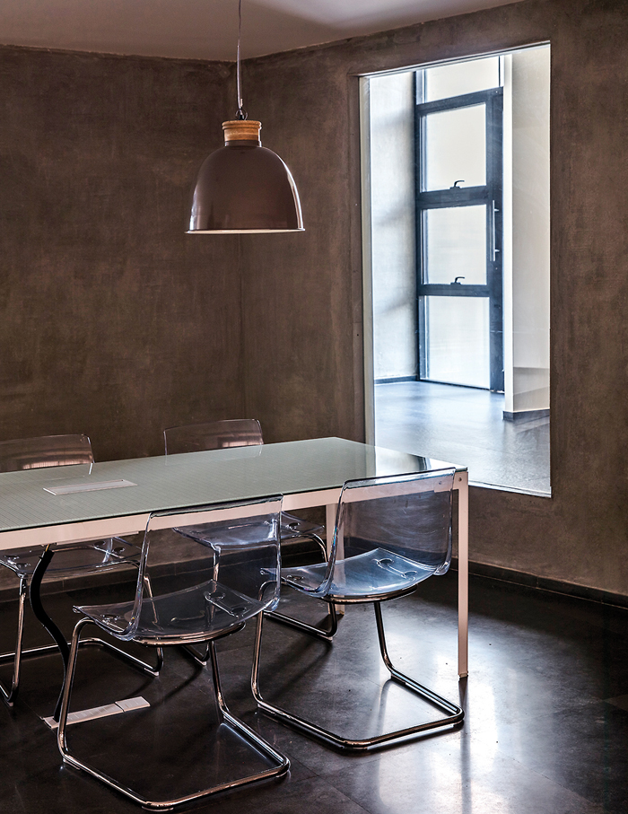 Explore this muted Mumbai office by Ravi Vazirani of RVDS