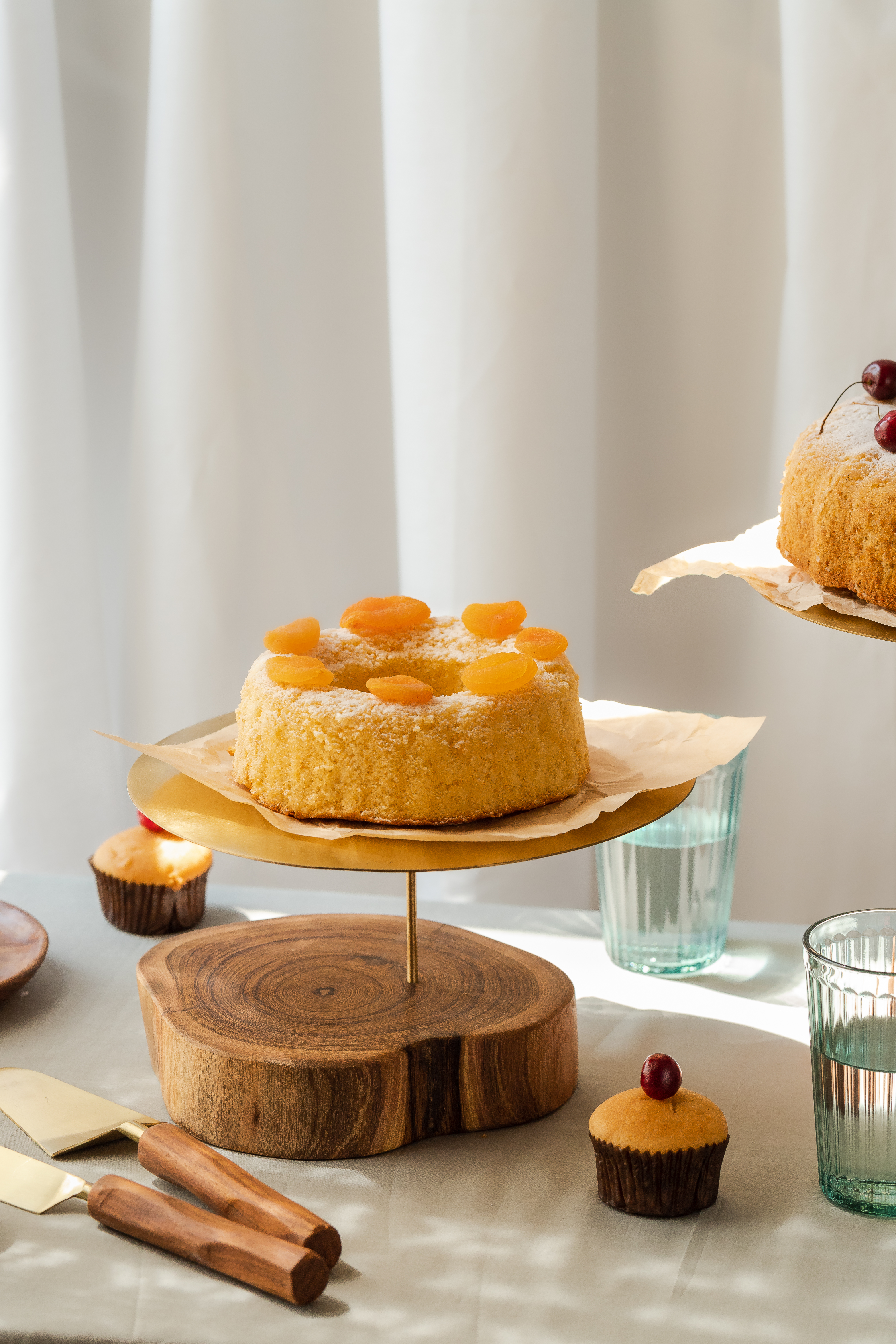 UNEVEN BASE CAKE STAND