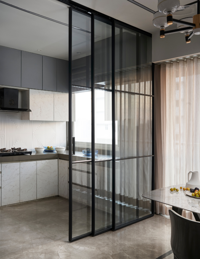Use of glass partition to separate kitchen and dining area