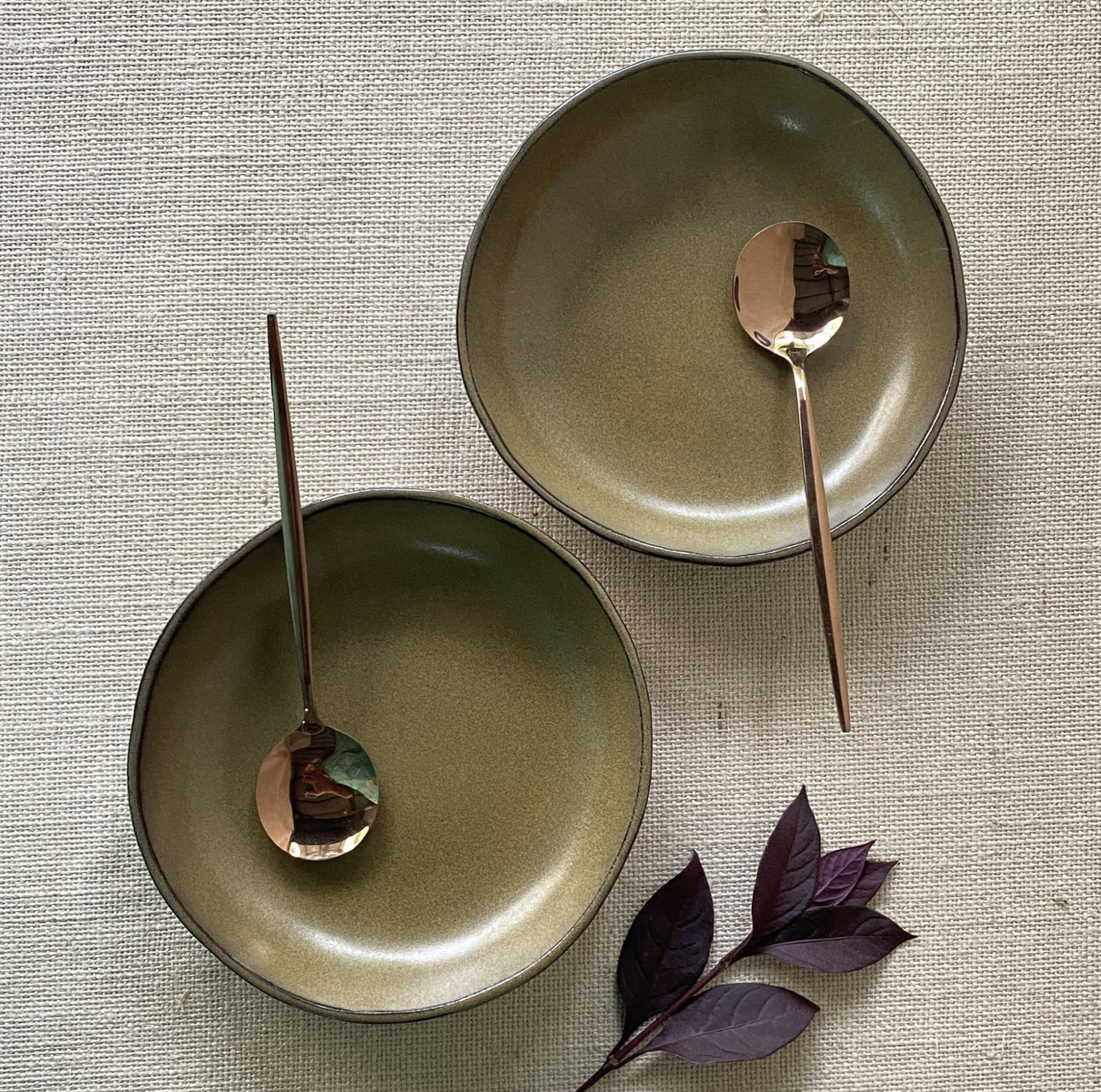 Pebble Salad Plate in Olive 