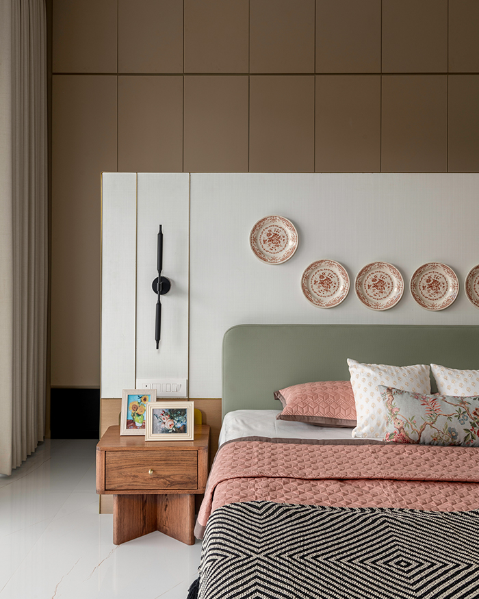 ceramic plates are the highlight of the son's bedroom