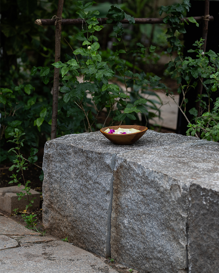 Minimal outdoor decor; Photography by Hashim Badani