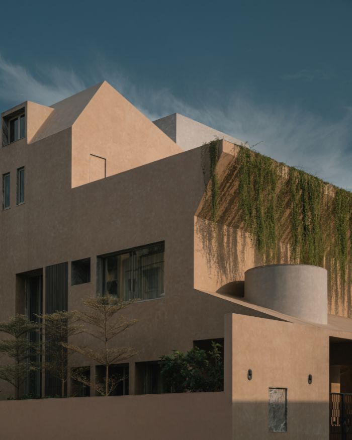 Achieved through painters scaling the home with
trowels in hand, the rustic exterior finish has been conceptualised
by Design ni Dukaan; Photography by Ishita Sitwala