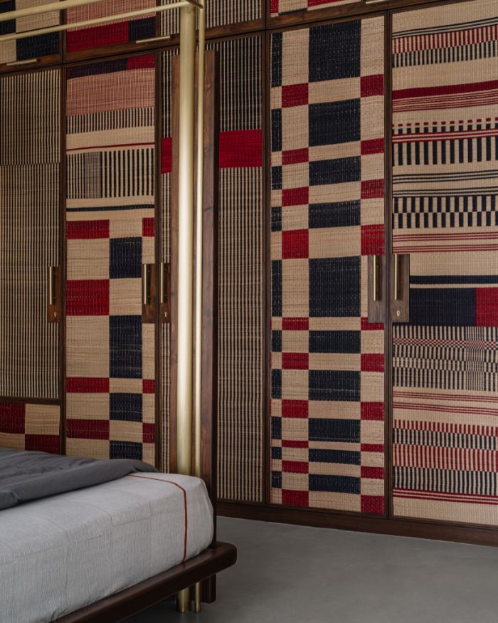 The wardrobe shutters in one of the daughter’s
bedrooms are fitted with Pattamadai mats, woven by artisan
clusters from Pathamadai village, Tamil Nadu. They have been
designed by Majja Design Studio and Design ni Dukaan; Photography by Ishita Sitwala