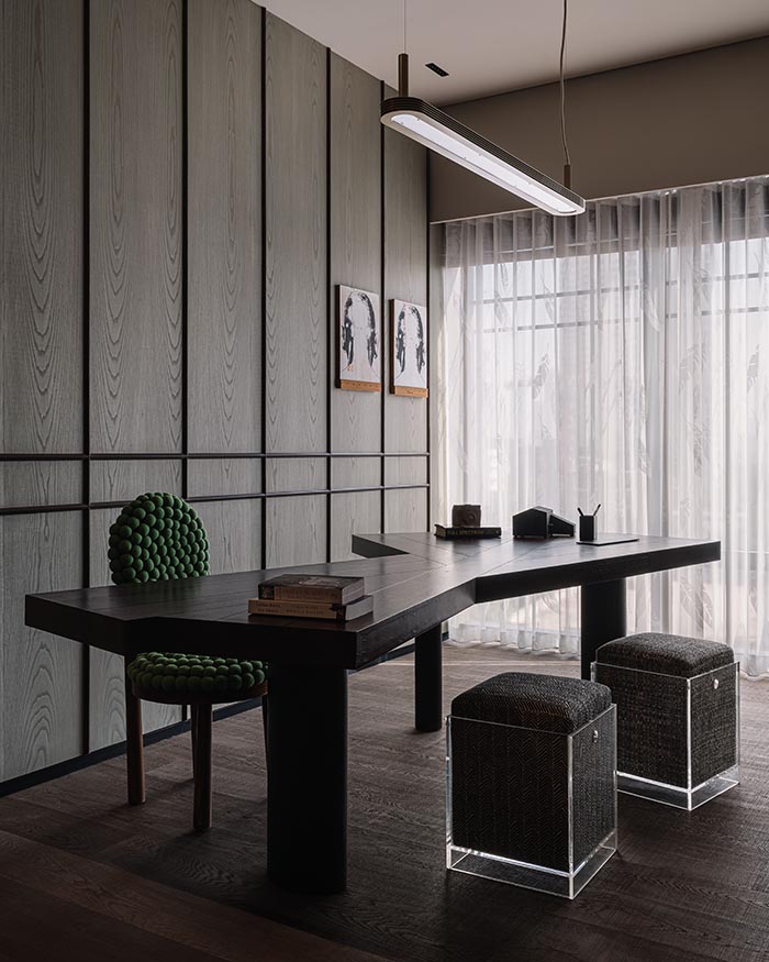 The
Pompom chair is by Studio Avni.
Illuminating the space is a pendant
lamp by Note Design Studio for
Zero; Photography by Ishita Sitwala