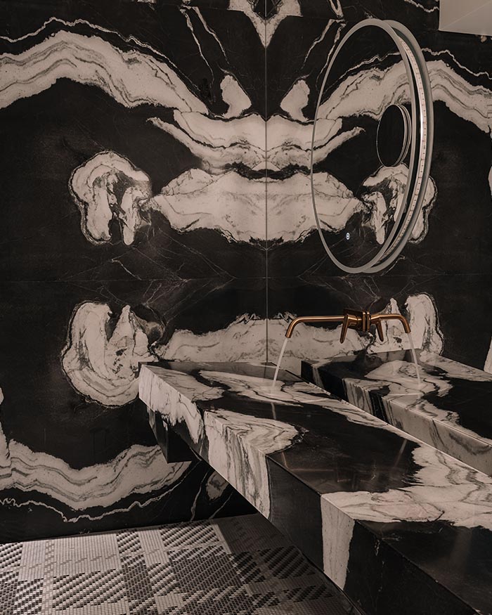 One of the powder rooms
is wrapped in a Panda marble by
reD in collaboration with Classic
Marble Company, paired with a
mirror by Kohler and a mixer by
Axor; Photography by Ishita Sitwala