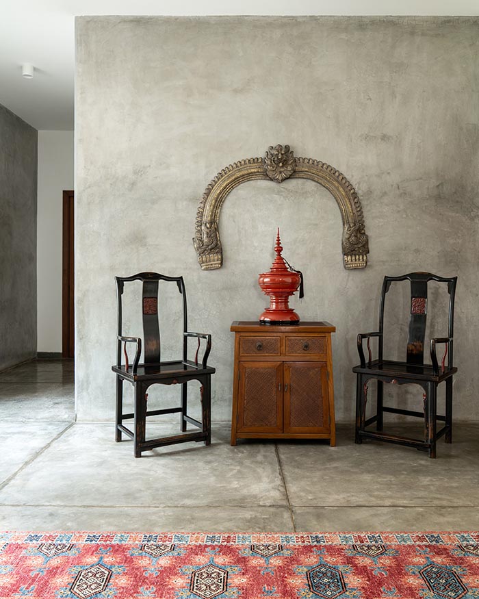 A peek
into the informal living space
with the dining area in the
background. The artwork is
by Thota Vaikuntam; Photography by Shamanth Patil J