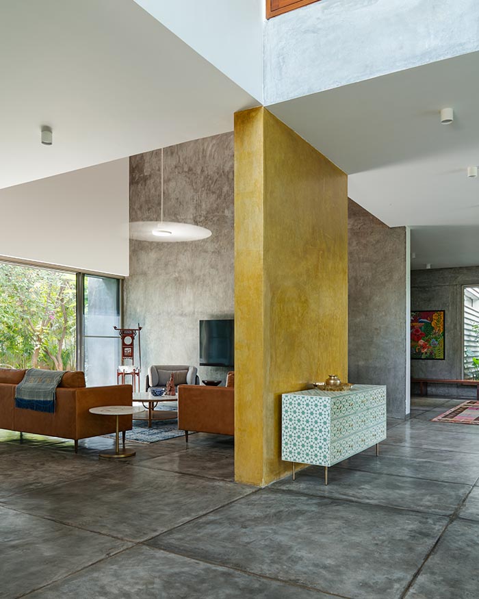 The divider
wall to the informal living is
finished in yellow polished
cement oxide with a patterned
bone-inlay storage console
designed in collaboration with
Mangrove Collective; Photography by Shamanth Patil J