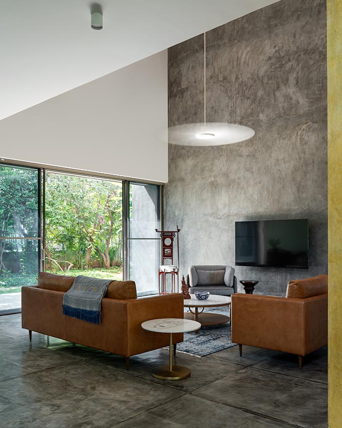 The informal living space
opens to the south garden.
Next to the Banswara marble
coffee table, designed by
the studio and manufactured
by Mangrove Collective, a
Mexican tribal textile finds
textural resonance in the Jaipur
Rugs creation on the floor; Photography by Shamanth Patil J