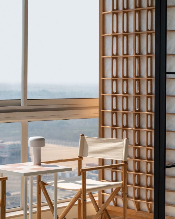 Designed as an extension of the living area, the balcony boasts a folding director’s chair by Taro Collective, and a Japanese-inspired suji screen bar by Arjunvir Gujral Design Studio; Styling by Riddhika Jesrani; Photography by @thekuber @evolve.studio_