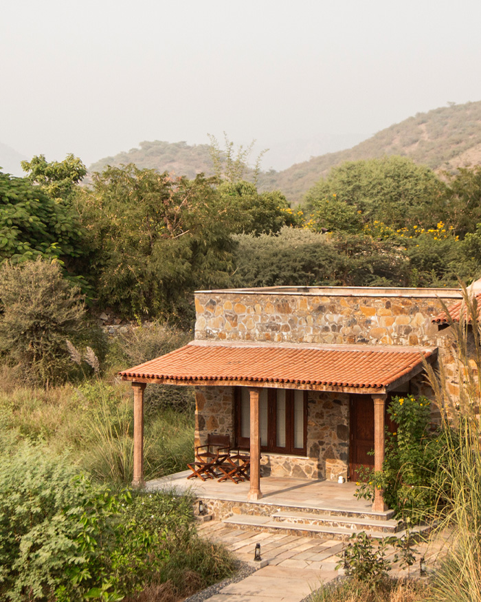 The architecture combines RCC with walls built using lime, cement and stone dust. The roofing adopts traditional stone layering techniques; Photography by Syed Ali Husain