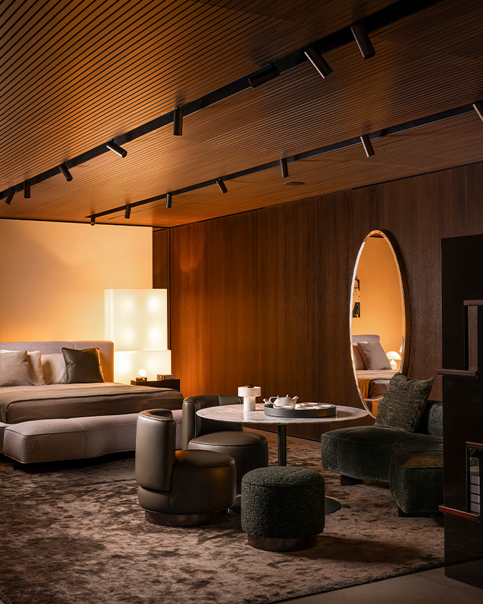 The Minotti showroom in Bengaluru
displays the Yves Bed, Yves Bench
and Yves Sofa paired with Yves round
armchairs and the Yves Ottoman.
Anchored by the Oliver Table with a Mik
tray, under the glow of the Blanche floor
lamp, framed by the Murray mirror; Photography courtesy Minotti
