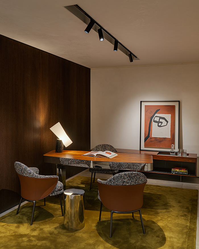 The Diagramma Desk sits with Angie Little
Chairs, Pilotis side table and the Boteco
sideboard in the backdrop; Photography courtesy Minotti