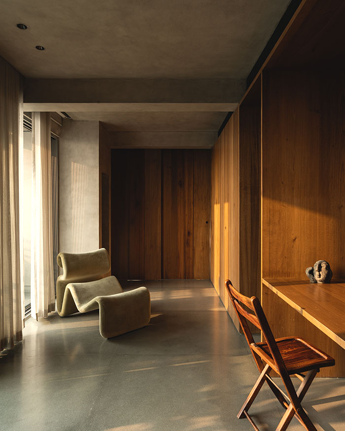 A hidden sliding partition lets peripheral spaces shift between open public and private zones; Photography by Syam Sreesylam