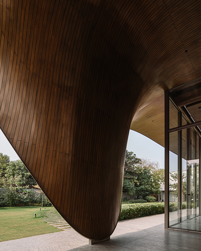 With marble flooring from
Evershine Marble, the underside of the pavilion’s swooping
roof features wooden cladding by Adhya Enterprise; Photography by Ishita Sitwala