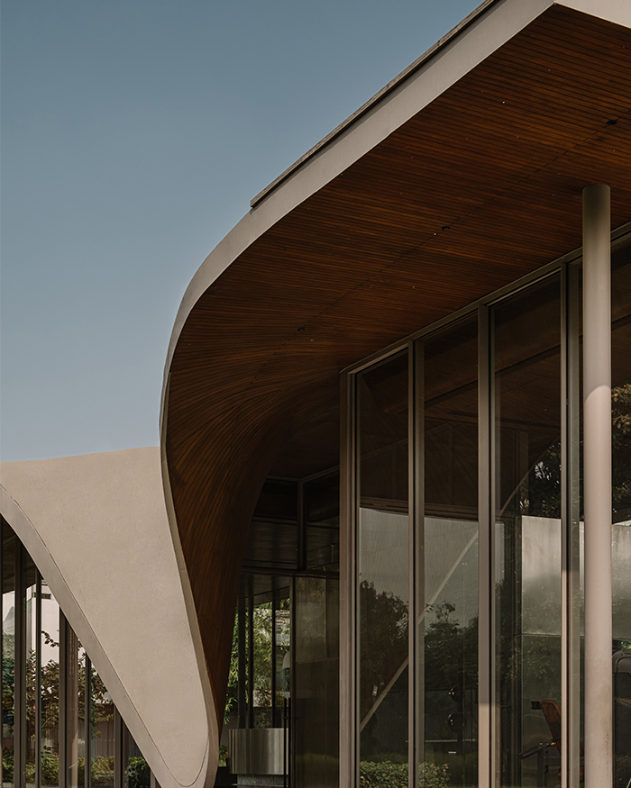 Aluminium window sections from Slimster System Windows
look outwards towards the sprawling landscape, helping the
pavilion blend in with its surroundings; Photography by Ishita Sitwala