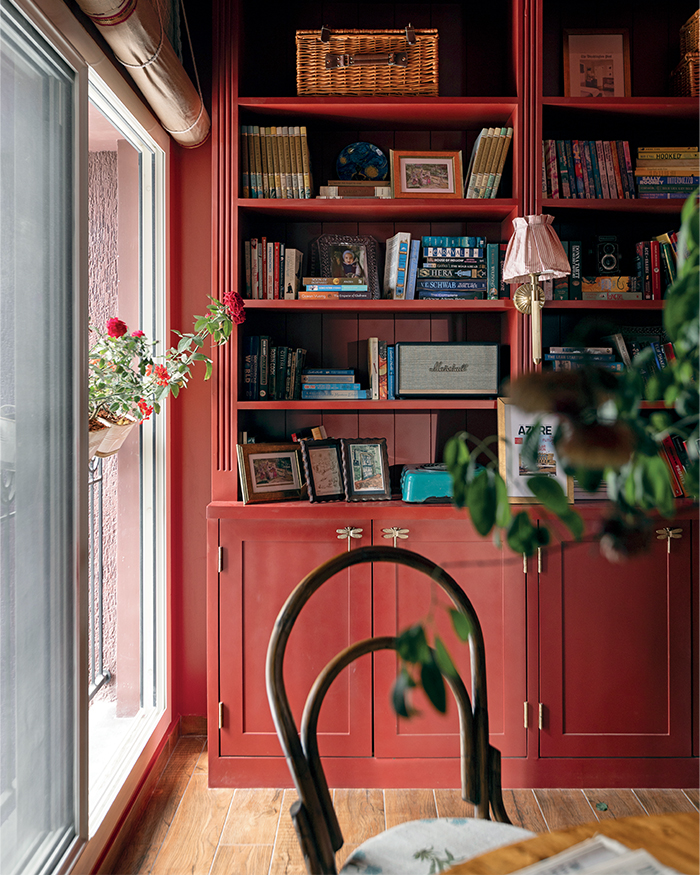 Weaves from Jaipur Rugs decorate this library while a tall glass vase and a
vintage floor lamp sourced from Arkaa decorate the
shelves alongside an eclectic collection of treasured objects; Styling by Shivani Raina; Photography by Phosart Studio