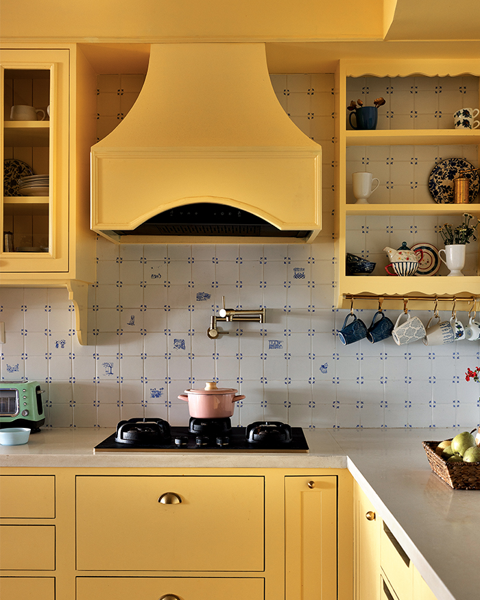 The family’s journey and memories are reflected in the tiles designed by Trayah Pottery in the kitchen; Styling by Shivani Raina; Photography by Phosart Studio