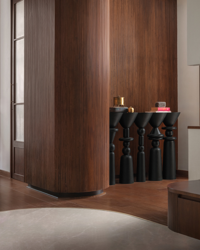 A black Palma console from Gunava Design contrasts the foyer space; Styling by Apoorva Nayak, Photography by Arjun Krishna
